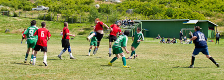 Verano en la cancha de futbol / Soccer action in summer